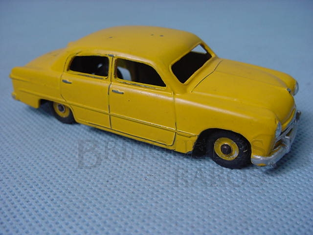 Brinquedo antigo Ford Fordor Sedan amarelo Década de 1950