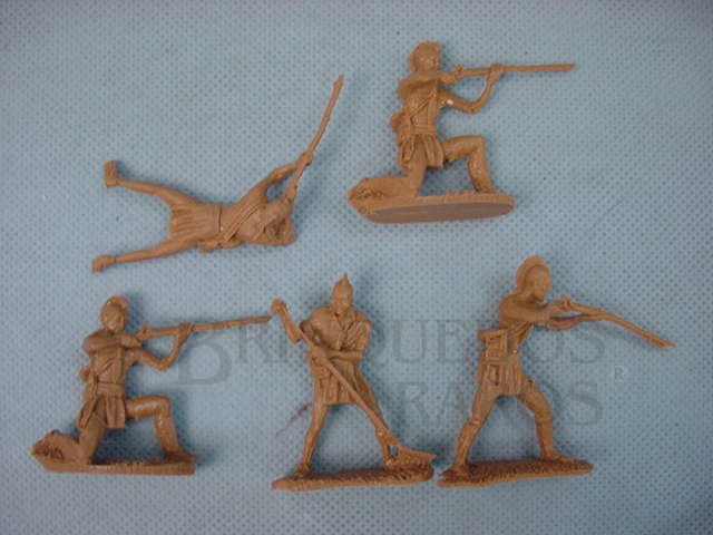 Brinquedo antigo Conjunto de cinco Índios Moecanos Década de 1980