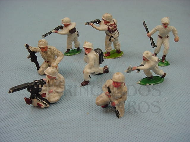 Brinquedo antigo Conjunto de oito soldados com uniforme de inverno