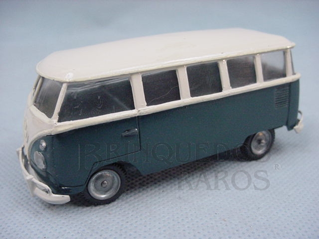 Brinquedo antigo Volkswagen Kombi azul e branca Década de 1960