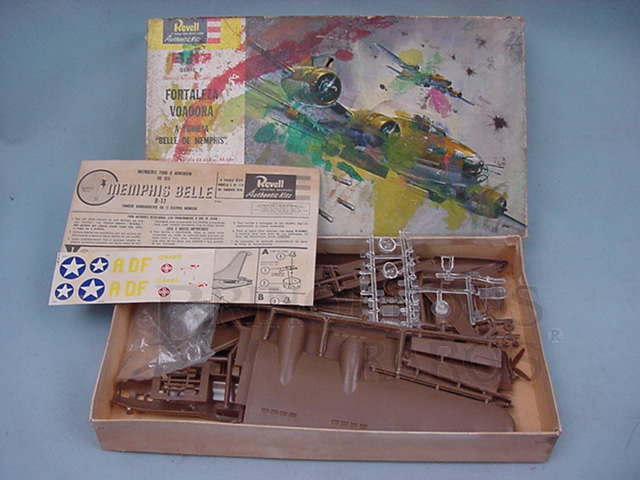Brinquedo antigo Avião Boeing B17 Memphis Belle completo caixa dura em mau estado