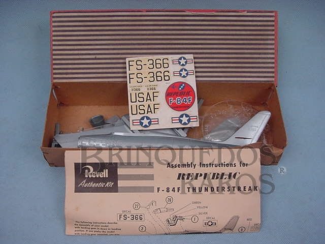 Brinquedo antigo Avião Republic F84 F importado e embalado pela Mobral na década de 1970