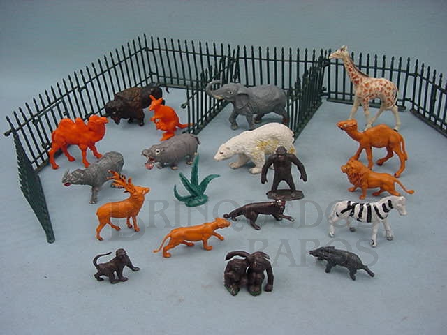 Brinquedo antigo Conjunto Zoológico com Grades e 19 animais selvagens Década de 1960