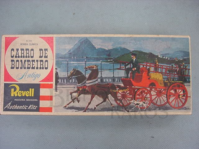 Brinquedo antigo Caixa do Kit Carro de Bombeiro Antigo fabricado pela Revell Brasil em 1967 No fundo paisagem do Rio de Janeiro do inicio do século XX