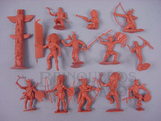 Brinquedo antigo Conjunto de doze índios e um totem Década de 1970