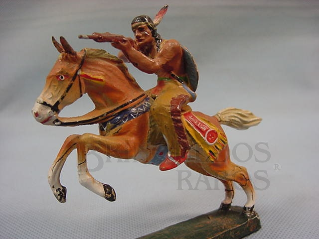 Brinquedo antigo Índio montado a cavalo atirando com rifle Década de 1950