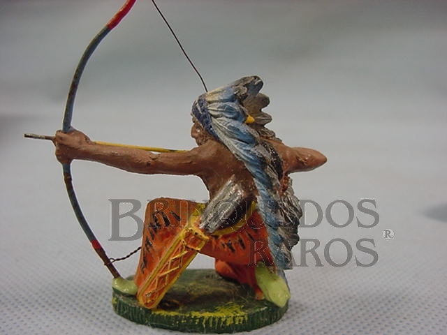 Brinquedo antigo Chefe índio ajoelhado atirando com arco Década de 1950
