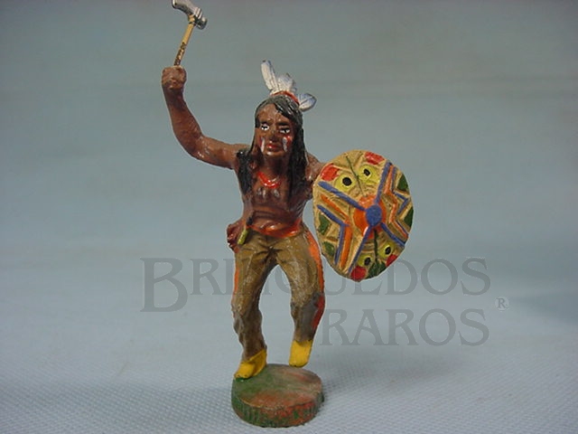 Brinquedo antigo Índio com machado e escudo Década de 1950