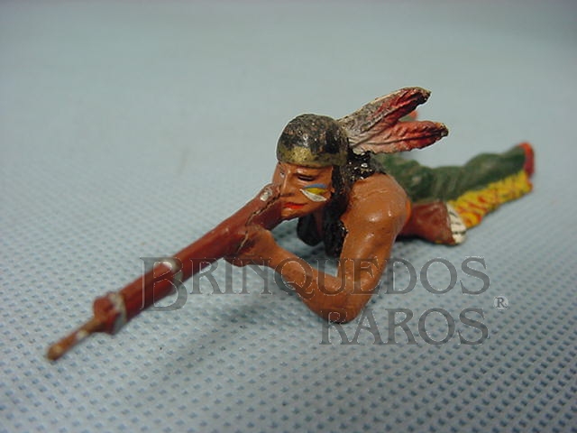Brinquedo antigo Indio deitado atirando com rifle Década de 1950