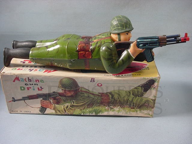 Brinquedo antigo Soldado deitado atirando com metralhadora Década de 1970