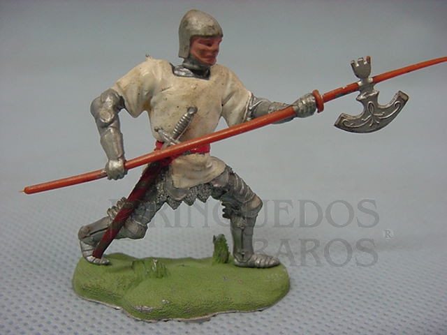 Brinquedo antigo Soldado medieval avançando com lança Série Swoppet 