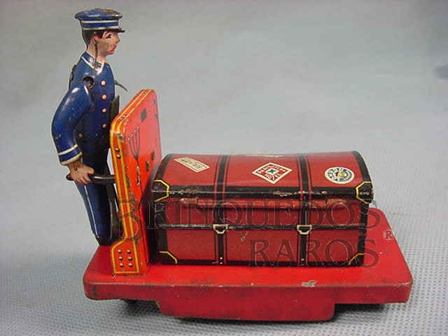 Brinquedo antigo Carrinho de bagagens com Baú 12,00 cm de comprimento O condutor dá sinal com o braço ao fazer uma curva  Década de 1930
