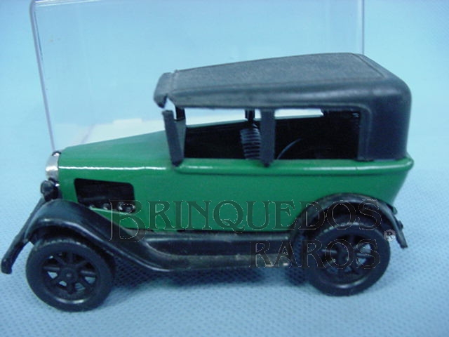 Brinquedo antigo Calhambeque verde com 10,00 cm de comprimento Década de 1970