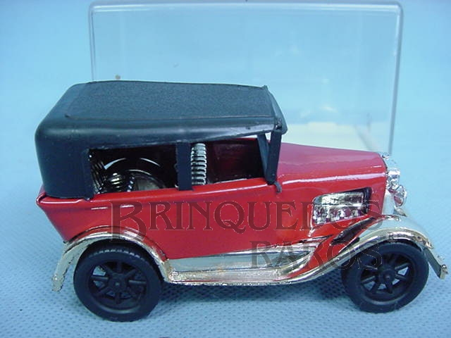 Brinquedo antigo Calhambeque vermelho com 10,00 cm de comprimento Década de 1970