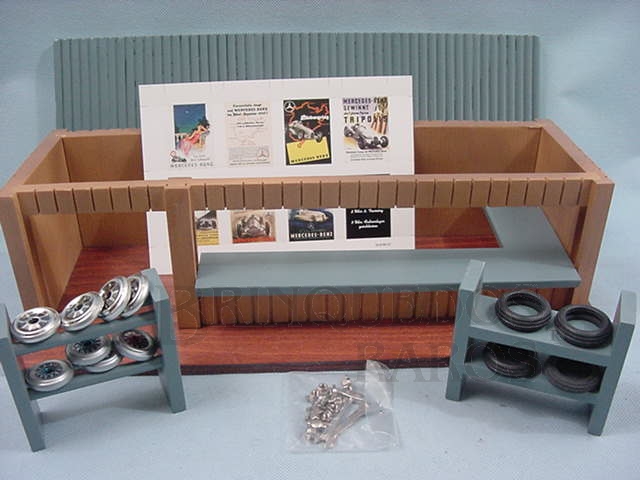 Brinquedo antigo Box de corrida completo com Rodas Pneus Cubos e  Ferramentas Ano 1995 Edição limitada