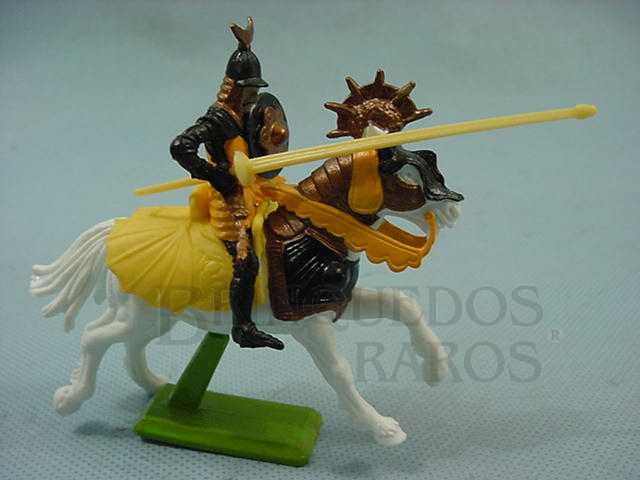 Brinquedo antigo Guerreiro Sarraceno a cavalo com escudo e lança Série Deetail Década de 1970