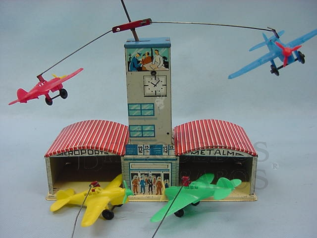 Brinquedo antigo Aeroporto Metalma completo com quatro aviões de plástico Década de 1950