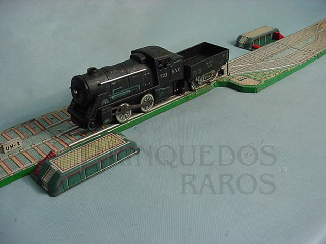 Brinquedo antigo Pista de manobra com Locomotiva a vapor e um vagão Década de 1960