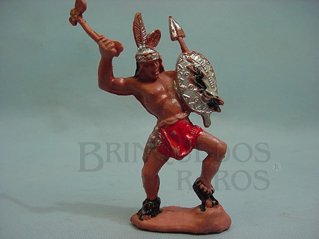 Brinquedo antigo Índio de pé com escudo e machado 12,00 cm de altura Década de 1970