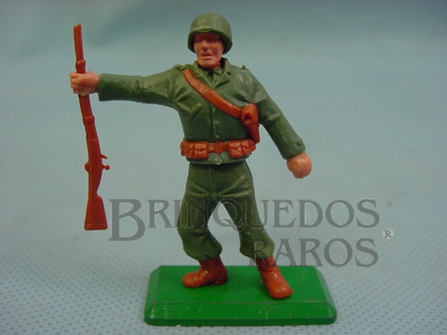 Brinquedo antigo Soldado Americano da Segunda Guerra de pé com fuzil base de metal Década de 1970