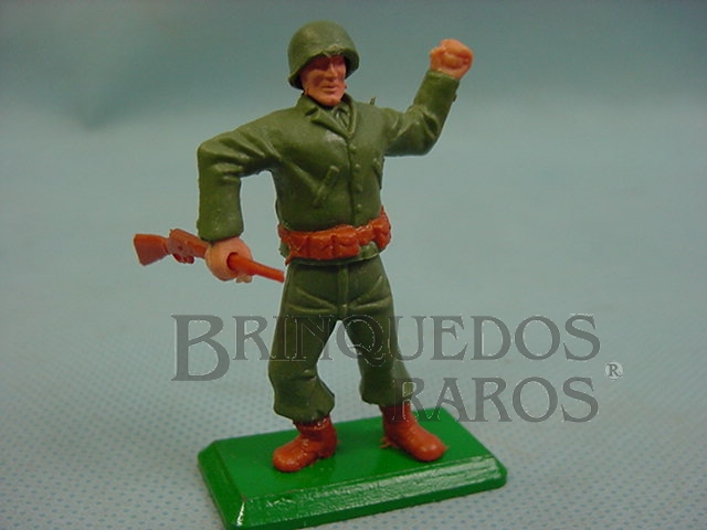 Brinquedo antigo Soldado Americano da Segunda Guerra atirando granada base de metal Década de 1970
