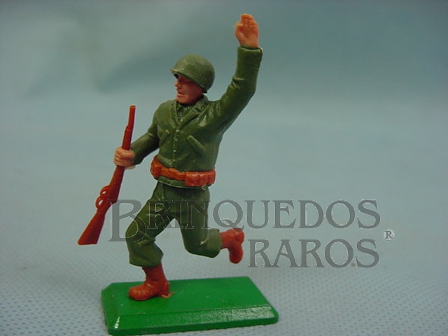 Brinquedo antigo Soldado Americano da Segunda Guerra correndo base de metal Década de 1970