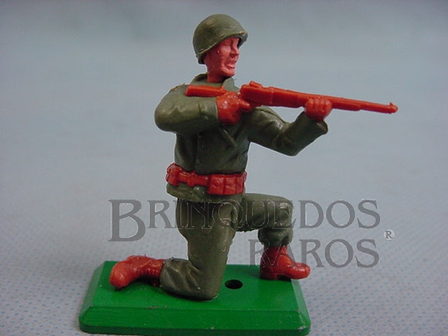 Brinquedo antigo Soldado Americano da Segunda Guerra ajoelhado atirando com fuzil Base de metal Década de 1970
