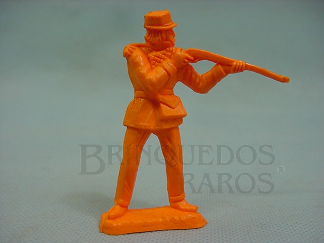 Brinquedo antigo Soldado em pé atirando com fuzil de plástico laranja Série Tropas Imperiais Década de 1970