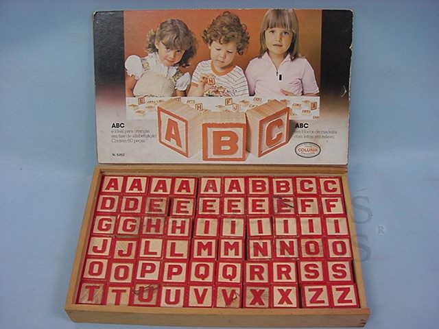 Brinquedo antigo Conjuntos de Blocos com as Letras do Alfabeto Década de 1970