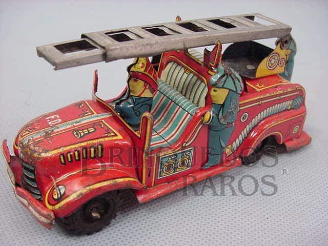Brinquedo antigo Caminhão com escadas e quatro figuras. 10,00 cm de comprimento. Década de 1960