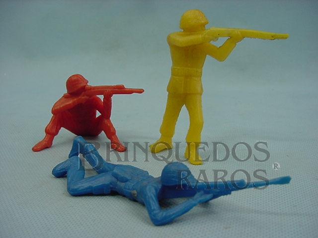 Brinquedo antigo Conjunto de tres soldados com 9,00 cm de altura Década de 1970