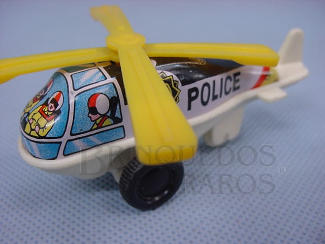 Brinquedo antigo Helicóptero Police de lata e plástico com 9,00 cm de comprimento anda para frente e gira a hélice Década de 1970