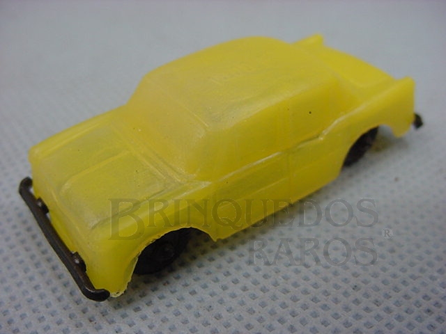 Brinquedo antigo Simca Chambord com 6,00 cm de comprimento amarelo brinde Toddy Década de 1960