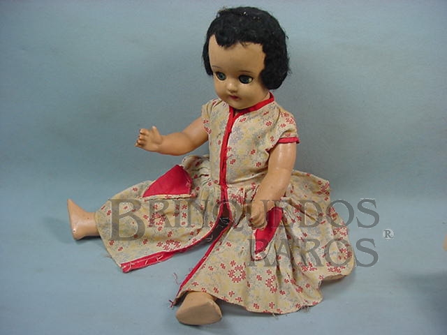 Brinquedo antigo Boneca de massa com 52,00 cm de altura Roupa original olhos de plástico pintados Década de 1940