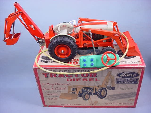 Brinquedo antigo Trator Ford com Retroescavadeira 4000 Ford Industrial Tractor and Equipment Escala exata Fabricado exclusivamente para Ford Motor Co. Década de 1960