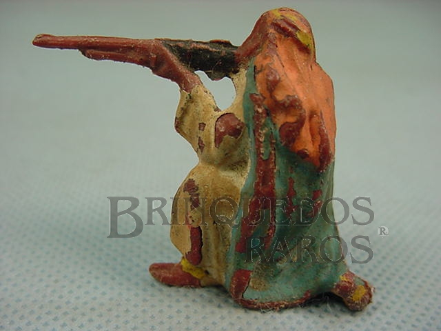 Brinquedo antigo Beduíno ajoelhado atirando com Fuzil Série Lawrence da Árabia