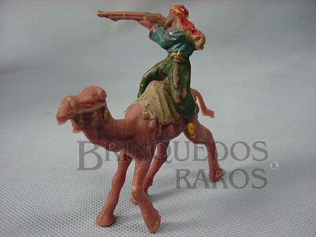 Brinquedo antigo Beduíno montado no Camelo atirando com fuzil Série Lawrence da Árabia