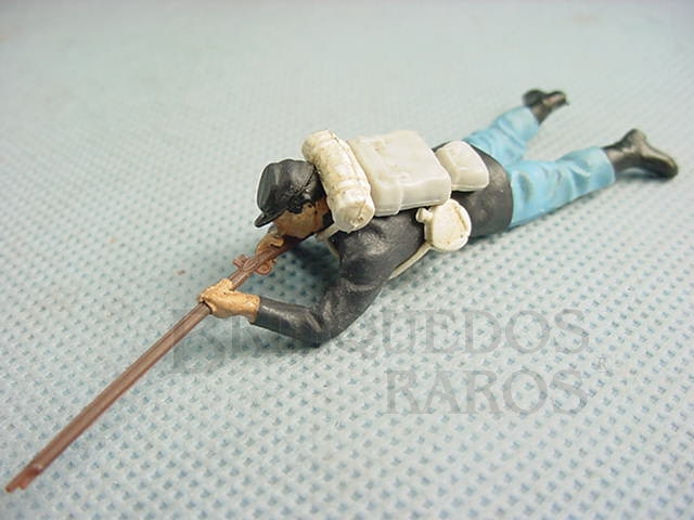 Brinquedo antigo Soldado da União deitado atirando com fuzil Década de 1960
