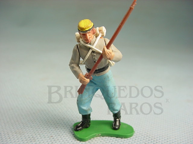 Brinquedo antigo Soldado Confederado avançando com fuzil Década de 1960