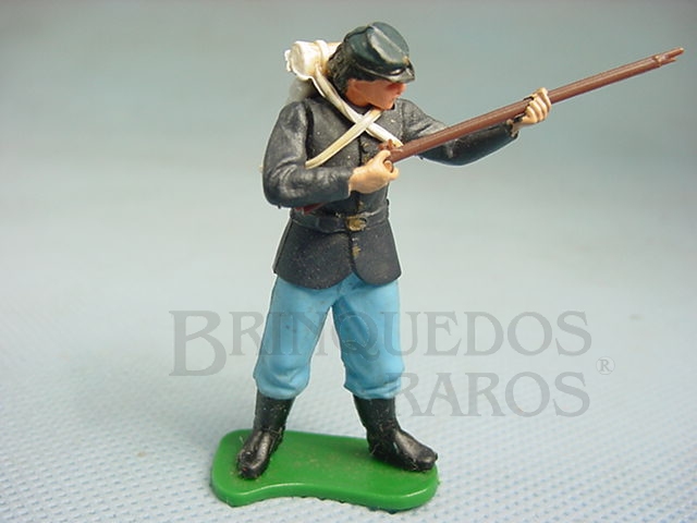 Brinquedo antigo Soldado da União de pé atirando com fuzil Década de 1960