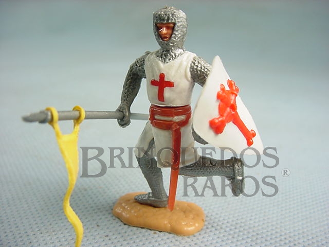 Brinquedo antigo Soldado Cruzado a pé com escudo e lança Década de 1970