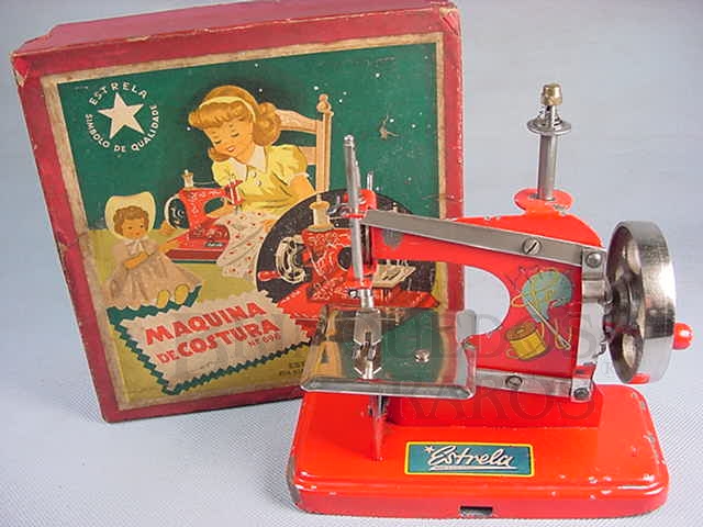 Brinquedo antigo Máquina de costura com 19,00 cm de altura fabricada pela Metalúrgica Martau e Distribuída pela Estrela Ano 1948
