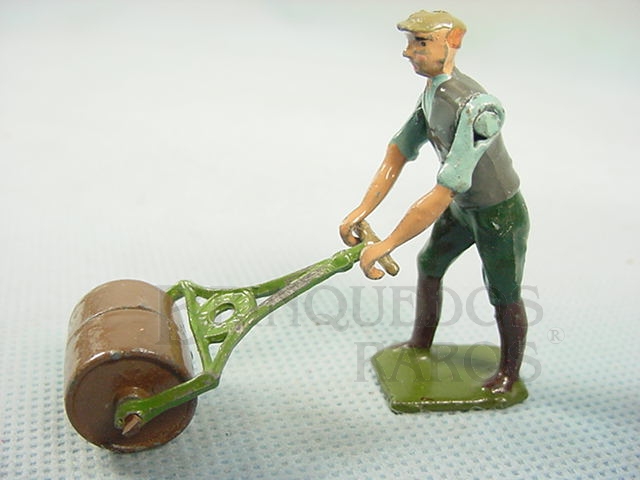 Brinquedo antigo Homem com rolo compactador Garning Série Década de 1930