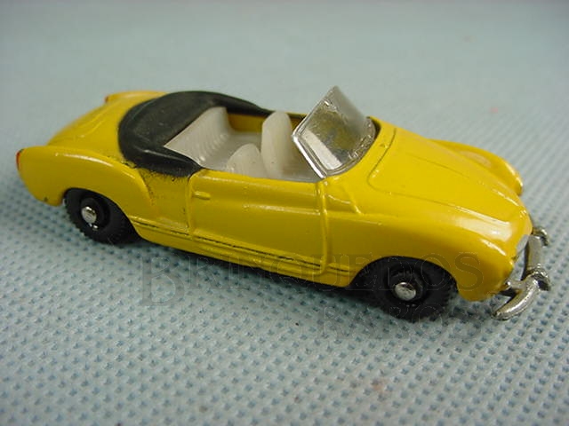 Brinquedo antigo Volkswagen Karmann Ghia conversível amarelo com 7,00 cm de comprimento Década de 1960