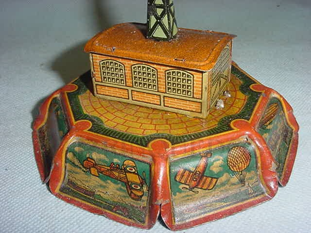 Brinquedo antigo Conjunto de Base com cenas de aeronaves aviões balões e dirigíveis Hangar Torre e Avião Década de 1920






