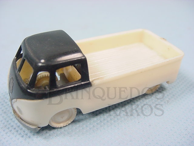 Brinquedo antigo Volkswagen Kombi Pick Up preta e branca com 5,00 cm de comprimento Década de 1960