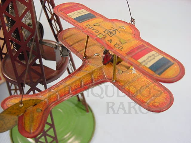 Brinquedo antigo Avião biplano com 7,00 cm de comprimento Apresenta nas asas a bandeira da França Final da década de 1920