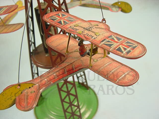 Brinquedo antigo Avião biplano com 7,00 cm de comprimento Apresenta nas asas a bandeira da Inglaterra Final da década de 1920