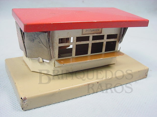 Brinquedo antigo Banca de jornal com 12,00 cm de comprimento Made in US Zone Acompanha reprodução de miniaturas de jornais da época Década de 1950