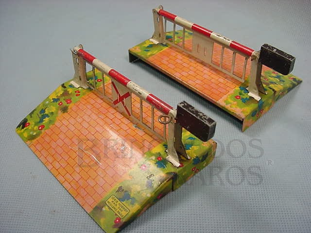 Brinquedo antigo Conjunto de duas passagens de nível com cancela Hornby Paris Década de 1930